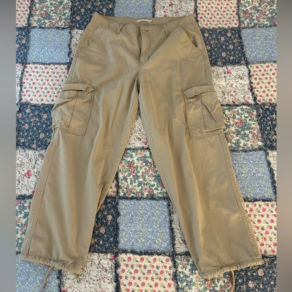 Women’s Levi’s ‘94 Baggy Cargo Pants in Khaki, Sz 31